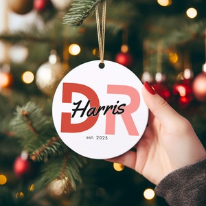 Doctor est 2023 rood metalen ornament | Kerstdoktercadeau | Dokter Afstudeercadeau | Gepersonaliseerde sieraad | PhD of arts cadeau