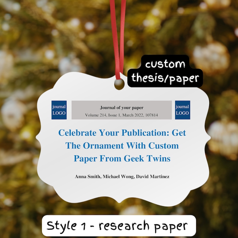 Puede incluir: Un adorno blanco con una cinta roja, con el texto: "Celebra tu publicaci&oacute;n: Obt&eacute;n el adorno con papel personalizado de Geek Twins". Incluye detalles de "Journal of your paper" y nombres de autores. El adorno est&aacute; etiquetado como "Style 1 - research paper".