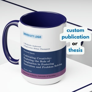 Puede incluir: Taza de cerámica blanca con interior y asa azul marino. La taza presenta texto que incluye "UNIVERSITY LOGO", "Cultivating Creativity" y "custom publication or thesis". La taza tiene un fondo blanco con una franja azul marino y morada.