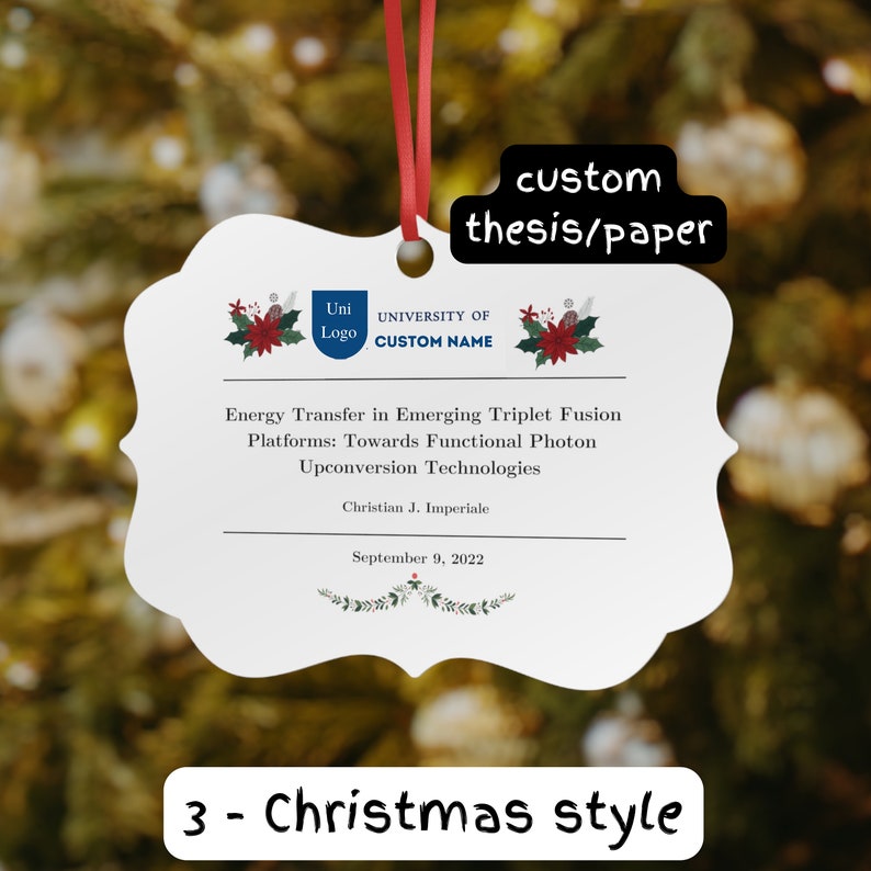 Puede incluir: Un adorno navide&ntilde;o blanco de forma personalizada con una cinta roja. El adorno presenta texto sobre la transferencia de energ&iacute;a, un logotipo universitario y el texto "custom thesis/paper". La parte inferior del adorno dice "3 - Christmas style".