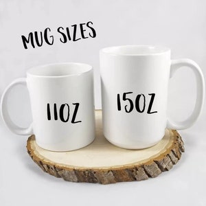 Peut inclure: Deux mugs en c&eacute;ramique blanche, l'un &eacute;tiquet&eacute; "11oz" et l'autre "15oz", sont pos&eacute;s sur une tranche de bois. Le texte "MUG SIZES" est au-dessus des mugs. Les mugs ont un design classique et simple avec une anse incurv&eacute;e.
