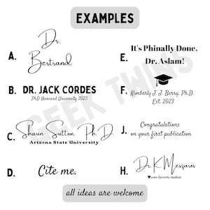 Op de afbeelding: Een zwart-wit afbeelding met voorbeelden van afstudeer- en prestatie-aankondigingen. De tekst bevat "Dr. Bertrand", "DR. JACK CORDES PhD Harvard University 2023", "Shaun Sutton Ph.D. Arizona State University", "It's Phinally Done, Dr. Aslam!" , "Kimberly J. J. Berry, Ph.D. Est. 2023", "Congratulations on your first publication", "Cite me", en "Dr. K.M.eszaroz ❤your favorite student".