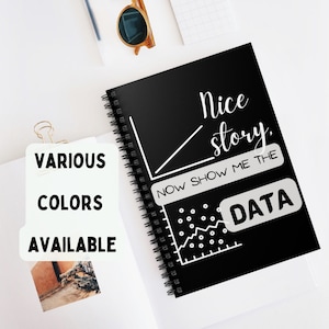 Op de afbeelding: Een zwarte spiraalnotitieblok met witte tekst die "Nice story. Now show me the data." luidt. De tekst wordt vergezeld door een lijndiagram met gegevenspunten en een wit rechthoek met het woord "DATA" erin.