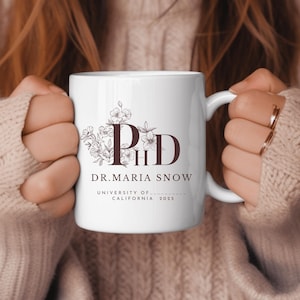 PhD Graduierung Geschenk Kaffeetasse Personalisierter Doktor Name Benutzerdefinierte Universität PhD Studenten Tasse Zukunft Doktorat Präsent Blumen weiblich