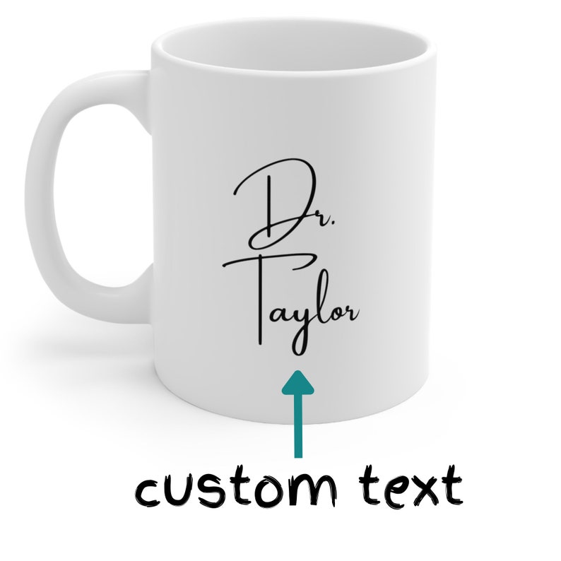 Peut inclure: Mug en c&eacute;ramique blanche avec une anse incurv&eacute;e. Le mug pr&eacute;sente le texte "Dr. Taylor" en &eacute;criture noire, avec les mots "custom text" en dessous, indiqu&eacute;s par une fl&egrave;che turquoise. Un design simple et &eacute;l&eacute;gant pour un cadeau personnalis&eacute;.