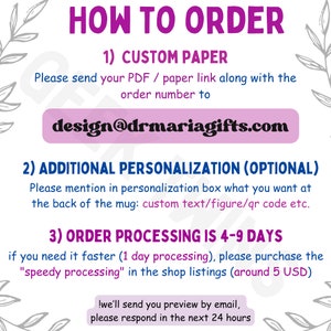 Op de afbeelding: Een roze en paarse afbeelding met witte tekst die uitlegt hoe je een gepersonaliseerd papieren product kunt bestellen. De tekst bevat het e-mailadres design@drmariagifts.com. De afbeelding bevat ook informatie over extra personalisatie-opties en verwerkingstijden.