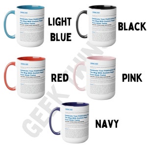 Op de afbeelding: Een set van 11 oz keramische mokken met verschillende gekleurde randen en handvatten. De mokken hebben een witte achtergrond met zwarte tekst die "Celebrate Your Publication on The Mug With Custom Paper From Geek Twins" luidt. De mokken zijn verkrijgbaar in lichtblauw, zwart, rood, roze en marineblauw.