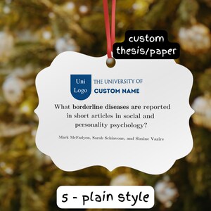 Puede incluir: Un adorno blanco de forma personalizada con una cinta roja. El adorno presenta texto sobre enfermedades l&iacute;mite en psicolog&iacute;a, con un logotipo universitario y las palabras "custom thesis/paper" y "5 - plain style."