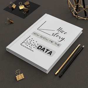Regalo perfecto para científicos de datos con humor de ingeniero. Ideal para compañeros de trabajo, equipos de trabajo, investigadores, jefes y gerentes Muéstrame el diario de datos