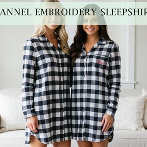 Può includere: Due donne indossano camicie da notte in flanella a quadri bianchi e neri. Le camicie da notte hanno maniche lunghe e un'abbottonatura frontale. Il testo "Flannel Embroidery Sleepshirt" è nella parte superiore dell'immagine. Una camicia da notte ha un testo ricamato sulla tasca.