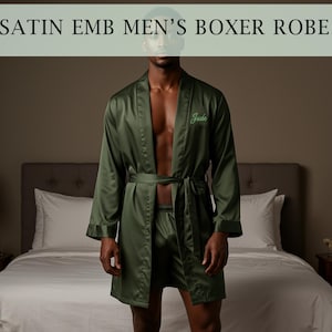 Könnte beinhalten: Olivgrünes Satin-Boxer-Robe- und Shorts-Set. Die Robe hat einen passenden Gürtel und den Namen "Jude" auf der Vorderseite gestickt. Der Text "SATIN EMB MEN'S BOXER ROBE" wird oben im Bild angezeigt.