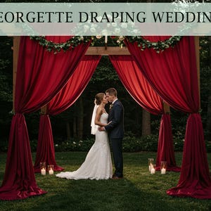 Peut inclure: Mise en place pour une cérémonie de mariage avec une arche en bois drapée de tissu georgette rouge foncé. L'arche est ornée de verdure et de fleurs blanches. Un couple s'embrasse sous l'arche. Le texte "GEORGETTE DRAPING WEDDING" est en haut.