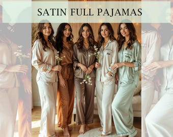 Pode incluir: Quatro mulheres vestindo pijamas de cetim combinando em cores diferentes. Os pijamas têm uma bainha preta e são personalizados com nomes. As mulheres estão segurando buquês de flores.