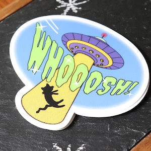 Décalcomanie d'enlèvement en vinyle de style bande dessinée pour les amateurs de chatons et de science-fiction, Vinyle découpé imperméable à l'eau pour ordinateurs portables et bouteilles, Sticker soucoupe volante