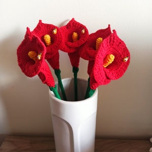 Gehaakte calla lelie, handgemaakte bloemen, eindproduct, geweldig interieur, unieke verjaardag, jubileumcadeau, gebreide bloem