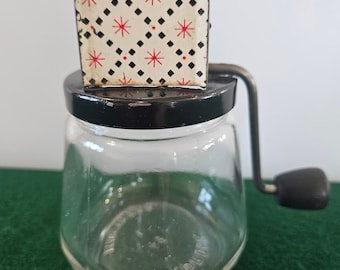 Vintage Androck # 49 Broyeur À Noix Hachoir En Verre Pot En Verre Starburst Rouge Fabriqué Aux États-Unis