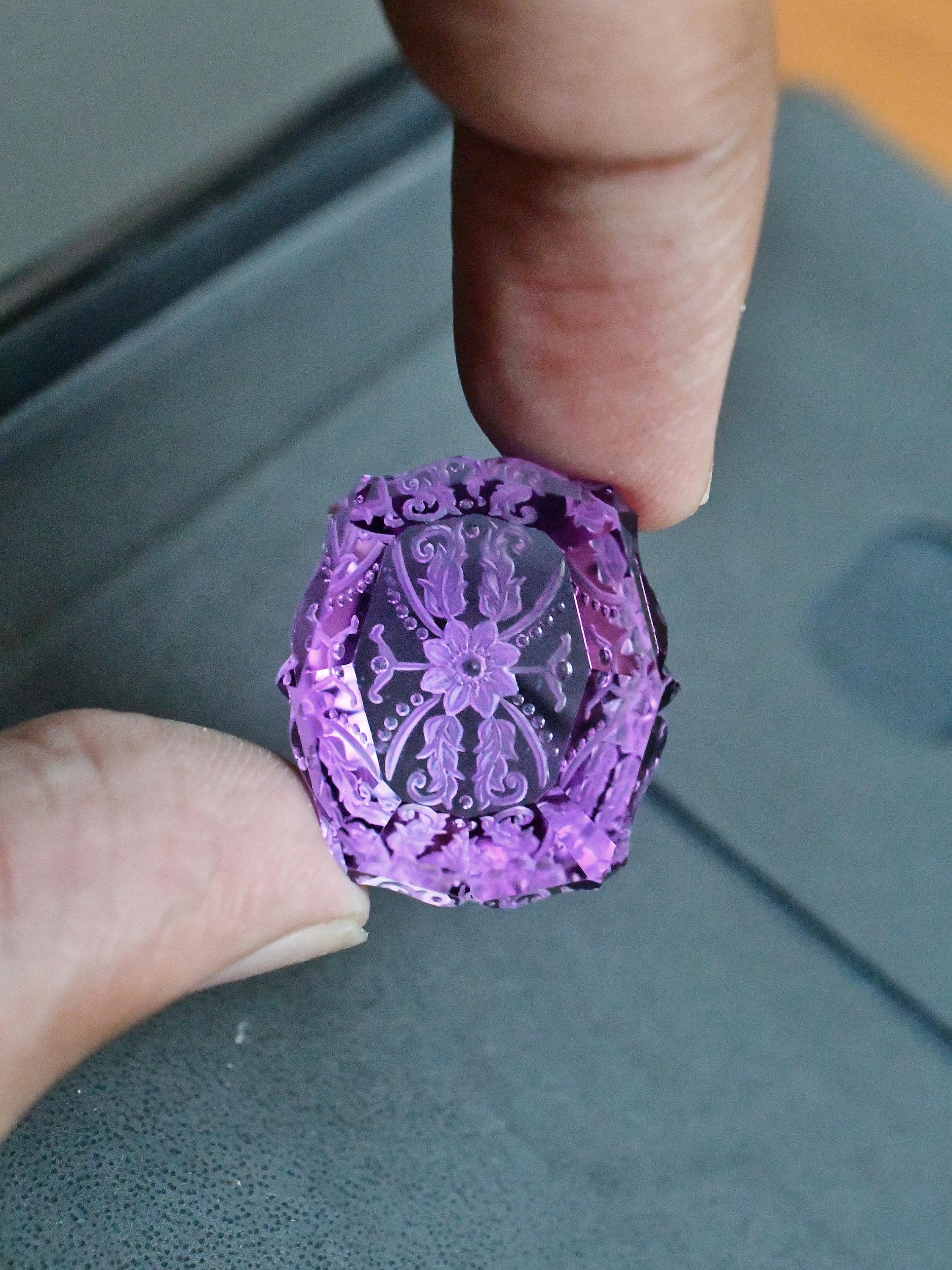 schnitzen Edelstein, Amethyst 42ct schnitzen für Anhänger, schnitzen Stein, schnitzen Kristall, gravieren schnitzen Stein Anhänger, schnitzen Edelstein Ring Hand schnitzen Edelstein