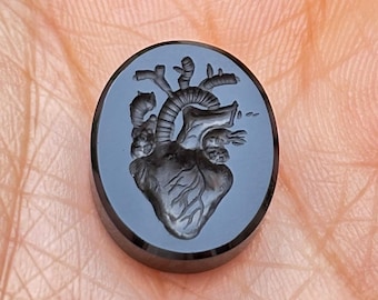 Handgeschnitzter anatomischer Herz-Intaglio aus schwarzem Onyx | Gotischer ovaler Edelstein | Lose Sammler-Edelstein für Anhänger und Ringe