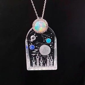 Ręcznie rzeźbiony wisiorek z kwarcu „Celestial City”, inkrustacja z turkusowego lapis lapis lazuli, opal etiopski, srebro, diamenty