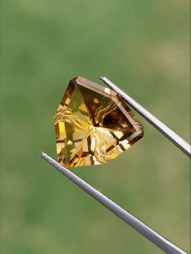 Kamień szlachetny o szlifie fantasy, kwarc szampański, 5,70 ct, rzeźba w kształcie odwróconego wiatraczka, fantazyjny trójkątny luźny kamień do biżuterii na zamówienie zdjęcie 3