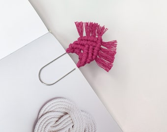 Marque-page bohème amusant en macramé - Clip pour agenda. Personnalisez-le avec un clip en or rose ou en argent, plus 17 options de couleurs