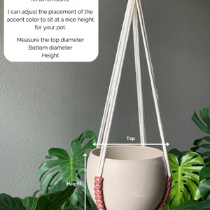 Op de afbeelding: Een macram&eacute; plantenhanger met off-white koorden en terracotta-kleurige accenten, voorzien van een metalen ring. De tekst op de afbeelding geeft instructies om een foto met potafmetingen te sturen, inclusief bovendiameter, onderdiameter en hoogte.
