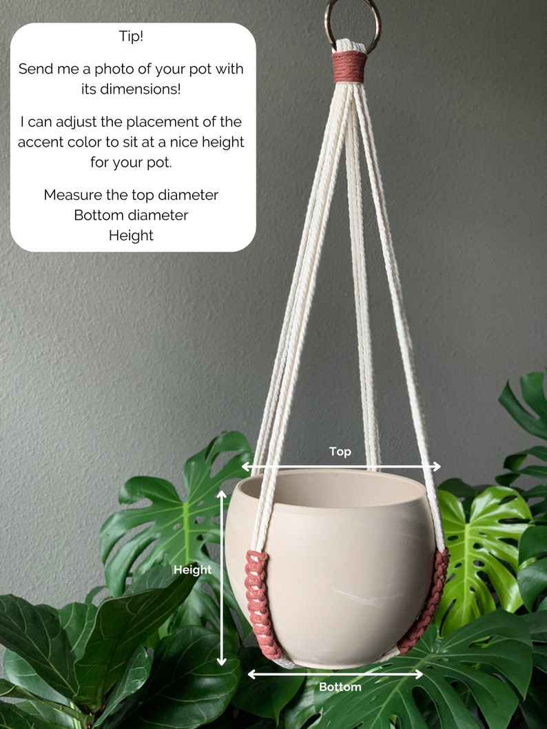 Op de afbeelding: Een macram&eacute; plantenhanger met off-white koorden en terracotta-kleurige accenten, voorzien van een metalen ring. De tekst op de afbeelding geeft instructies om een foto met potafmetingen te sturen, inclusief bovendiameter, onderdiameter en hoogte.