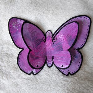 Papillon mauve en carton fin (matériel surcyclé)