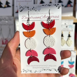 Oorbellen met maanfase en LGBT-vlagmotief // queer, lgbt oorbellen, gay, eigenzinnig, lesbische sieraden, cadeau, gay pride, hemelse oorbellen, klei