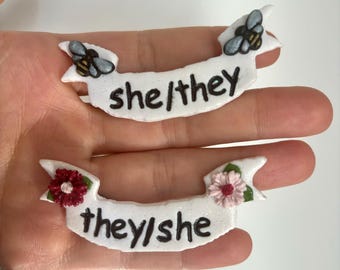 Pines de pronombres Ella/Ellos // Pin de arcilla polimérica hecho a mano con pronombres no binarios, inconformidad de género, fluido, queer, lgbtq, fem para bolso, chaqueta, etiqueta con nombre