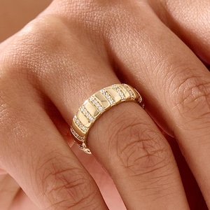 14K massivt guld brett cigarrband, unik räfflad guldring med statement, geometrisk vertikal pavé diamant alliansring, tung modern cocktailring bild 2