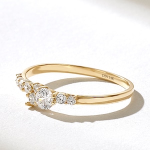 Anillo de diamantes en racimo para mujer, alianza de boda de oro macizo de 14 k, anillo minimalista apilable con diamantes naturales, delicado regalo de joyería nupcial hecho a mano.