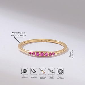 Puede incluir: Un anillo de oro con una fila de piedras preciosas rosas. El anillo est&aacute; marcado "DIA 14K". El ancho del anillo es de 1,10 mm, la altura de 1,20 mm y el rub&iacute; es de 4,00 mm. El peso total en quilates es de 0,037 ct.