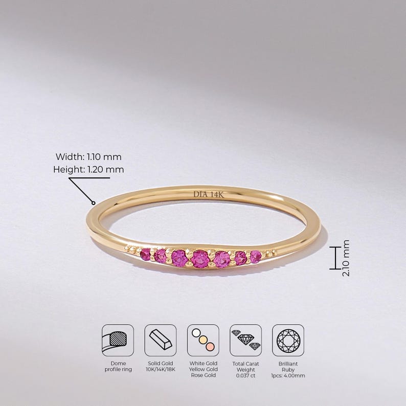 Puede incluir: Un anillo de oro con una fila de piedras preciosas rosas. El anillo est&aacute; marcado "DIA 14K". El ancho del anillo es de 1,10 mm, la altura de 1,20 mm y el rub&iacute; es de 4,00 mm. El peso total en quilates es de 0,037 ct.