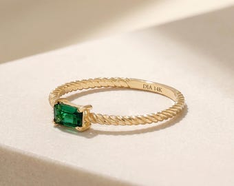 Anillo de oro macizo de 14k con esmeralda talla baguette, anillo de compromiso solitario verde retorcido, delicado anillo apilable de esmeralda, regalo de joyería fina hecha a mano