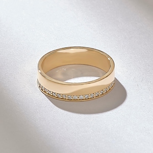 Alianza de boda con diamantes de laboratorio en oro macizo de 14k / Anillo plano de 4,8 mm con pavé en una cara / Joyería nupcial minimalista imagen 9