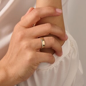 Alianza de boda con diamantes de laboratorio en oro macizo de 14k / Anillo plano de 4,8 mm con pavé en una cara / Joyería nupcial minimalista imagen 6