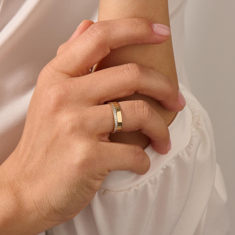 Alianza de boda con diamantes de laboratorio en oro macizo de 14k / Anillo plano de 4,8 mm con pavé en una cara / Joyería nupcial minimalista imagen 6