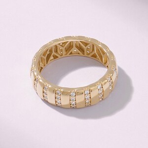 14K massivt guld brett cigarrband, unik räfflad guldring med statement, geometrisk vertikal pavé diamant alliansring, tung modern cocktailring bild 9