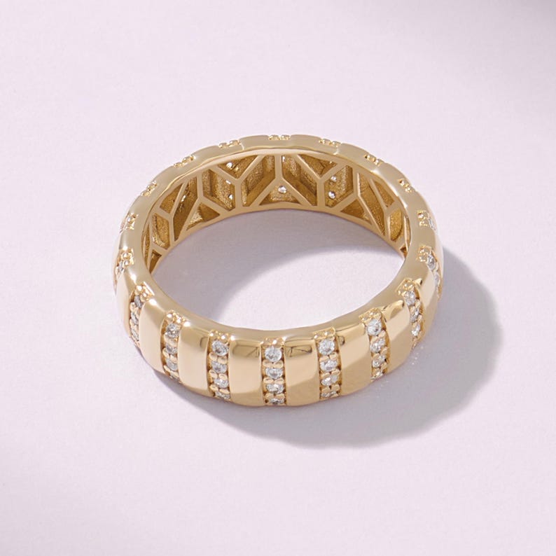 14K massivt guld brett cigarrband, unik räfflad guldring med statement, geometrisk vertikal pavé diamant alliansring, tung modern cocktailring bild 9