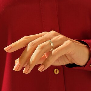 Alianza de boda con diamantes de laboratorio en oro macizo de 14k / Anillo plano de 4,8 mm con pavé en una cara / Joyería nupcial minimalista imagen 8