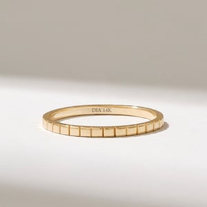 14k ソリッド ゴールド バンド リング レディース 結婚指輪 上品なスタッキング 結婚指輪 スクエア パターン リング 1.5 mm ゴールド バンド ミニマリスト ジュエリー ギフト