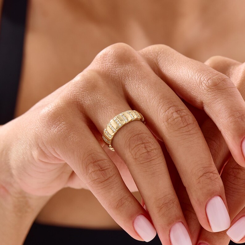 14K massivt guld brett cigarrband, unik räfflad guldring med statement, geometrisk vertikal pavé diamant alliansring, tung modern cocktailring bild 2