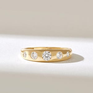 Diamant-Ehering mit Lünette – 14-karätiger Goldring mit gewölbter Fassung und 5 bündig gefassten Diamanten, eleganter Brautring oder Geschenk für die Ehefrau, Damenschmuck