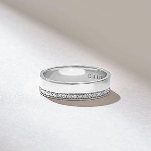 Alianza de boda con diamantes de laboratorio en oro macizo de 14k / Anillo plano de 4,8 mm con pavé en una cara / Joyería nupcial minimalista imagen 3