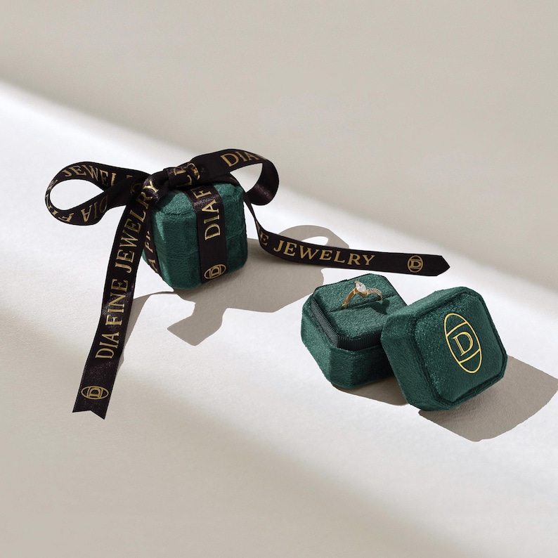 Alianza de boda con diamantes de laboratorio en oro macizo de 14k / Anillo plano de 4,8 mm con pavé en una cara / Joyería nupcial minimalista imagen 10