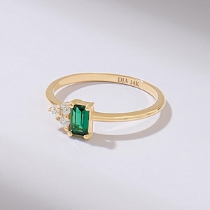 Baguette Emerald Ring Art Deco Engagement Ring 14k Gold Emerald Ring Women Solid Gold Green Emerald Ring Dainty Baguette Ring Jewelry Gift