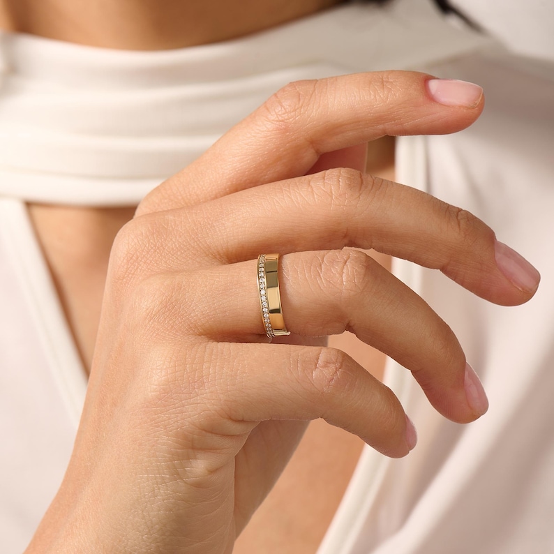 Alianza de boda con diamantes de laboratorio en oro macizo de 14k / Anillo plano de 4,8 mm con pavé en una cara / Joyería nupcial minimalista imagen 4