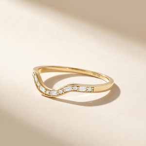 Pierścionek z litego złota 14k z łukiem, obrączka z diamentowym konturem dla kobiet, minimalistyczna zakrzywiona obrączka ślubna, prezent w formie układanki solitaire