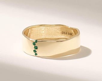 Emerald Wedding Band 14k Solid Gold Wavy Band Ring for Women Unique Anniversary Band Thick Band 18k Gold Emerald Rig Jewelry Gift for Wife